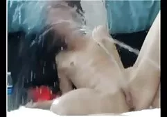 उत्तेजित काले पुरुष ने एक सुनहरे बालों सेक्सी पंजाबी मूवी वाली बिल्ली को कुशलता से उड़ा दिया