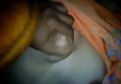दो स्टालियन आंटी को बाथरूम में सेक्सी मूवी संतुष्ट करते हैं