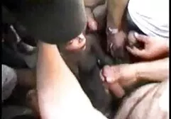 एक श्यामला एक गोरा doggystyle डालता है और उसकी बिल्ली का उपयोग करता हॉलीवुड फुल सेक्सी फिल्म है