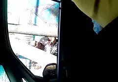 बर्फ़-सफ़ेद बिस्तर में कूल मिनक्स ने इंग्लिश की सेक्सी मूवी हस्तमैथुन करना शुरू कर दिया