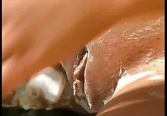उस व्यक्ति ने एक युवा लड़की की कंपनी सोनाक्षी की सेक्सी मूवी का आनंद लिया